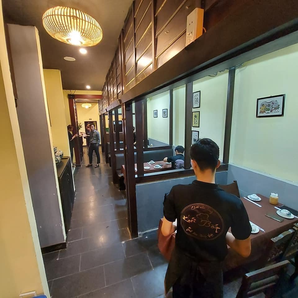 Nhân viên phục vụ tại nhà hàng chu đáo, nhiệt tình