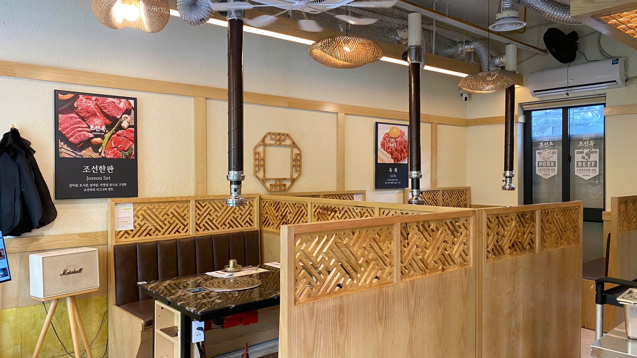 Không gian nhà hàng ấm cúng, dễ dàng tụ họp