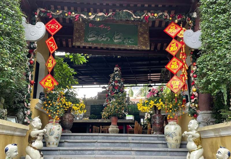 Cổng Nhà hàng Bến Bạc