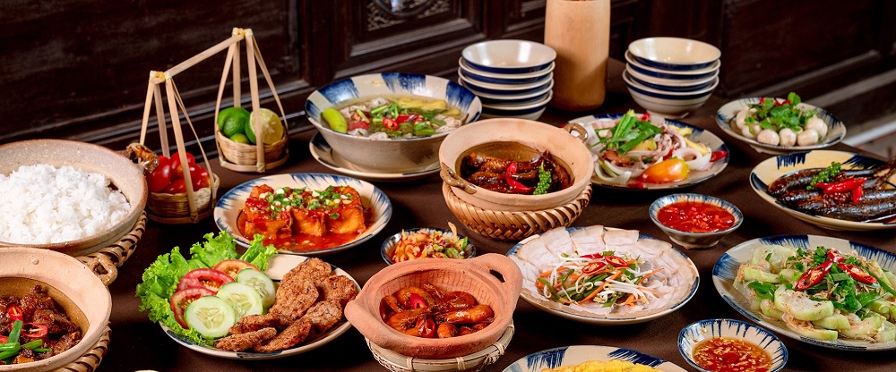 Mâm cơm nhà hàng bếp xưa