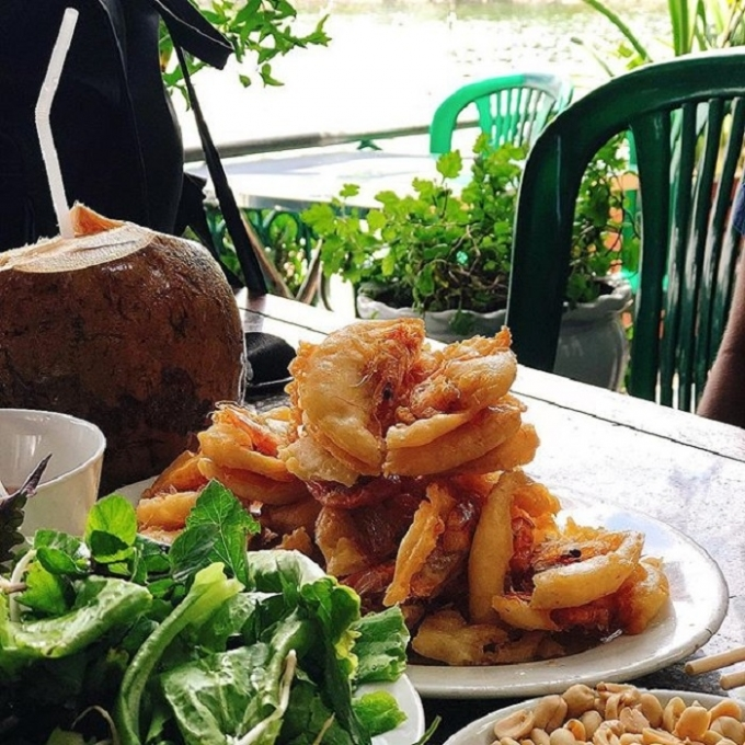 Phong cách phục vụ Nhà hàng Bánh Tôm Hồ Tây