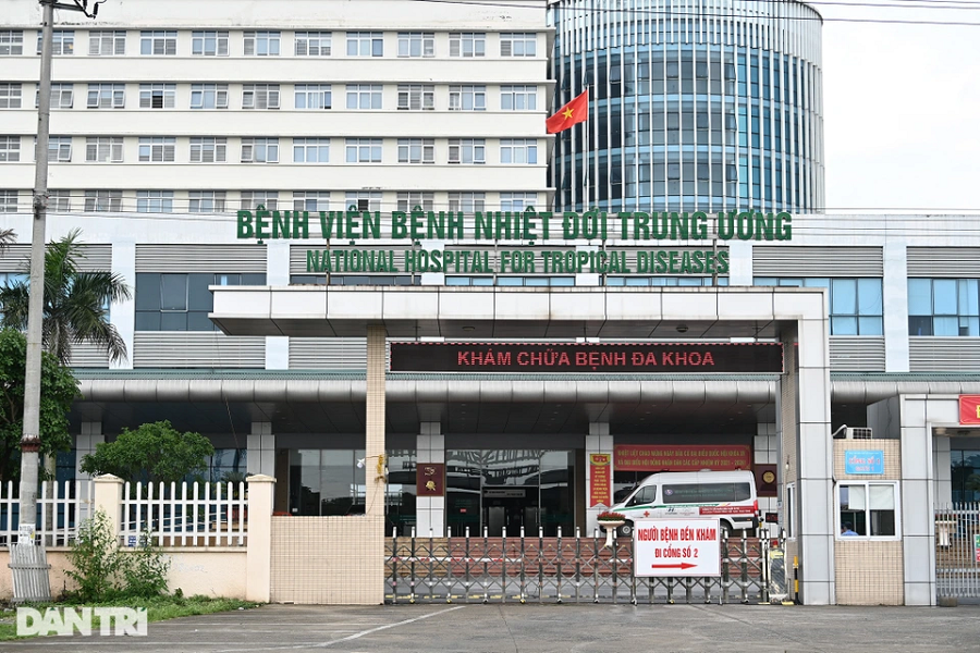 Cổng Bệnh viện bệnh nhiệt đới Trung Ương