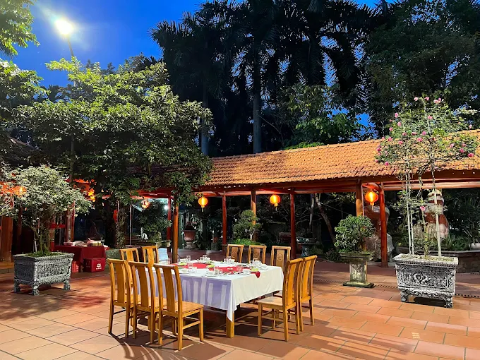 Không gian Nhà Hàng Quốc Phương