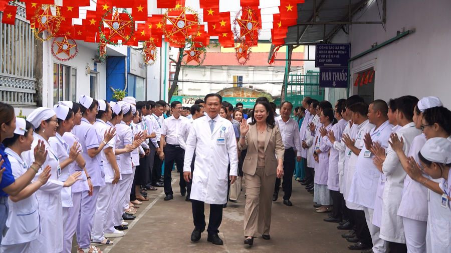 Nhân sự y tế Bệnh viện Ung Bướu Kiên Giang