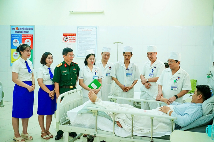 Nhân sự y tế Bệnh viện Quân y 105