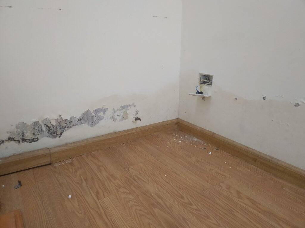 Dấu hiệu và nguyên nhân dẫn đến chân tường nhà bị thấm nước