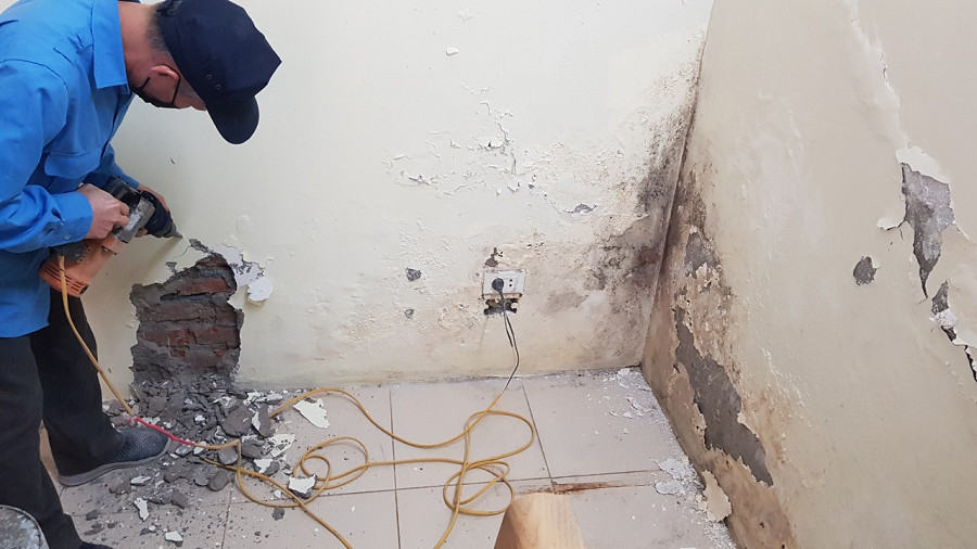 Hướng dẫn chi tiết cách khắc phục chân tường nhà bị thấm nước triệt để